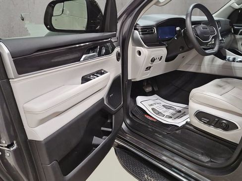 Used 2024 Jeep Wagoneer 4WD w/ Convenience Group I image 10