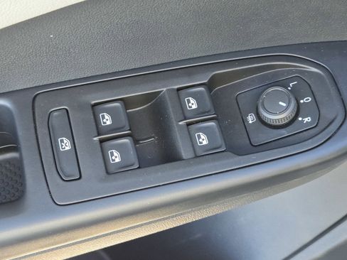 Used 2024 Volkswagen Taos SE w/ Panoramic Sunroof Package image 15