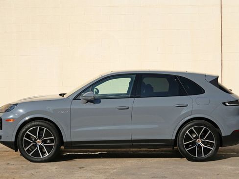 Used 2025 Porsche Cayenne E-Hybrid w/ Premium Package Plus AWD/4WD image 57