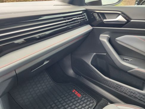 Used 2025 Volkswagen Jetta GLI Autobahn image 32