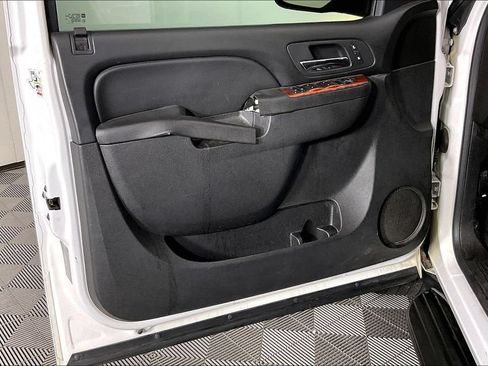Used 2014 Chevrolet Suburban LT RWD image 21