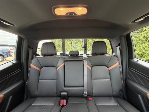 Used 2025 GMC Canyon AT4 w/ Technology Plus Package AWD/4WD image 3