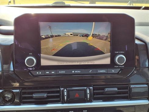 Used 2025 Nissan Pathfinder SV image 4