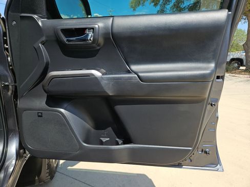 Used 2022 Toyota Tacoma Limited image 29