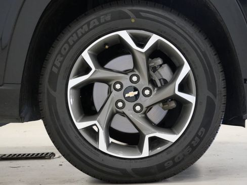 Used 2025 Chevrolet Trax LT FWD image 9