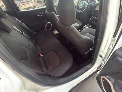 Used 2017 Jeep Renegade Latitude FWD image 30