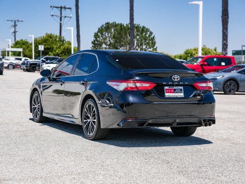 Used 2018 Toyota Camry SE FWD image 8