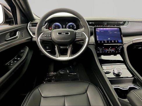 Used 2025 Jeep Grand Cherokee Limited AWD/4WD image 8