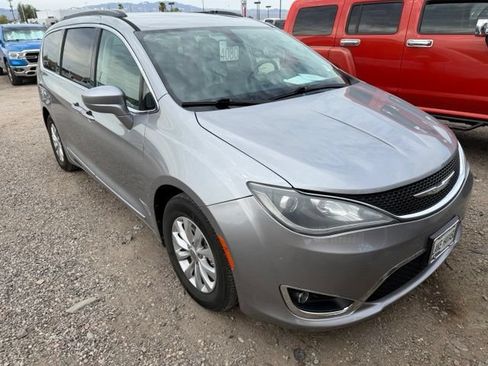 Used 2017 Chrysler Pacifica Touring-L FWD image 2