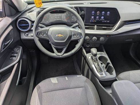 Used 2025 Chevrolet Trax LS FWD image 25