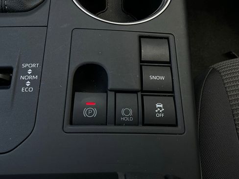 Used 2025 Toyota Highlander LE image 25