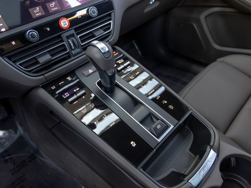 Certified 2026 Porsche Macan AWD/4WD image 38