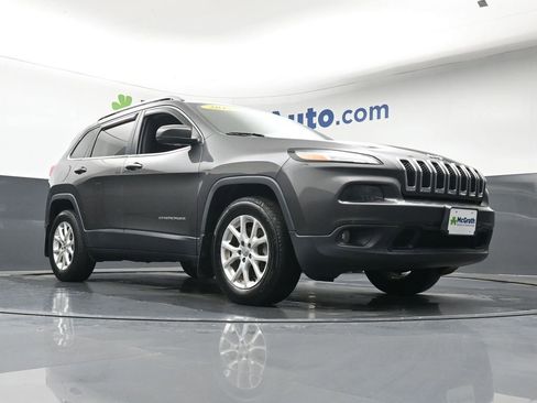 Used 2017 Jeep Cherokee Latitude w/ Safety/Convenience Group AWD/4WD image 21