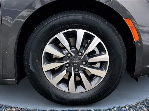 Used 2021 Chrysler Pacifica Touring-L image 9