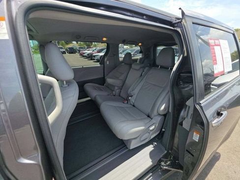 Used 2019 Toyota Sienna XLE FWD image 9