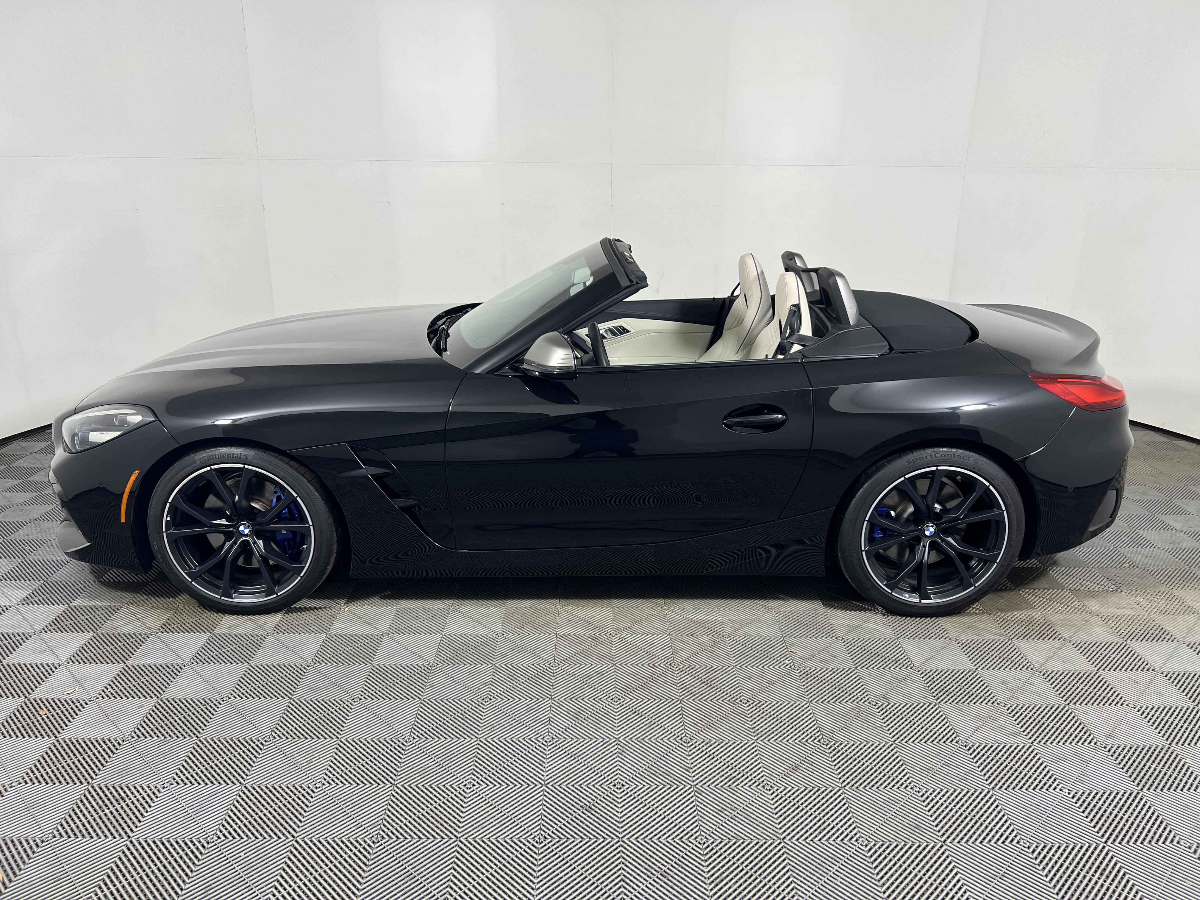 Used 2025 BMW Z4 M40i w/ Premium Package RWD image 2