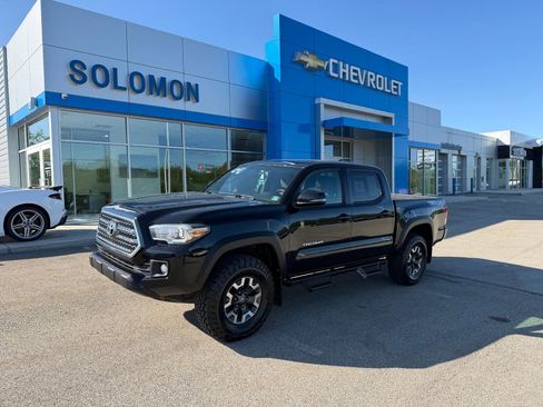 Used 2017 Toyota Tacoma TRD Off-Road w/ Premium & Technology Package AWD/4WD image 2
