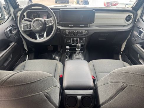 Used 2025 Jeep Wrangler Sahara image 40