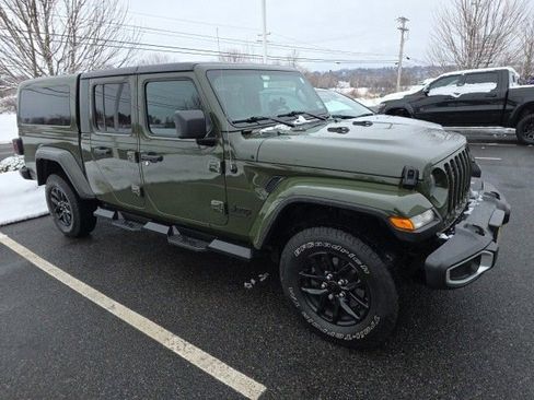 Used 2023 Jeep Gladiator Sport image 3