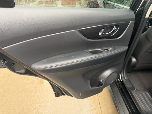 Used 2020 Nissan Rogue SV image 11