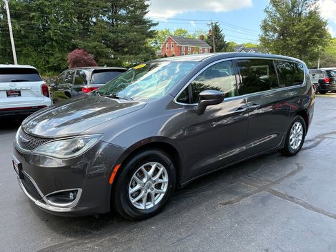 Used 2020 Chrysler Pacifica Touring FWD image 1