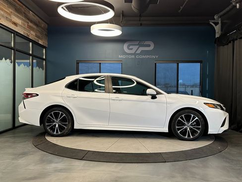 Used 2018 Toyota Camry SE w/ Moonroof Package image 2