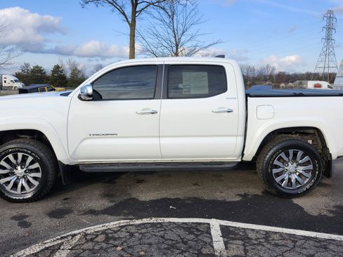 Used 2020 Toyota Tacoma Limited image 17