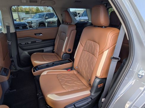 New 2026 Nissan Pathfinder Platinum FWD image 26