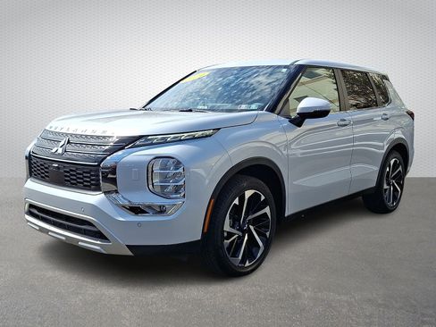 Used 2024 Mitsubishi Outlander SE image 3