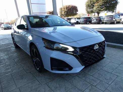 Used 2025 Nissan Altima 2.5 SR w/ SR Premium Package image 3