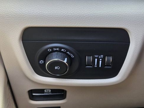 Used 2025 Jeep Grand Cherokee L Limited w/ Luxury Tech Group II image 24