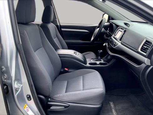 Used 2016 Toyota Highlander LE FWD image 9