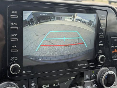 Used 2022 Toyota Highlander XLE FWD image 19