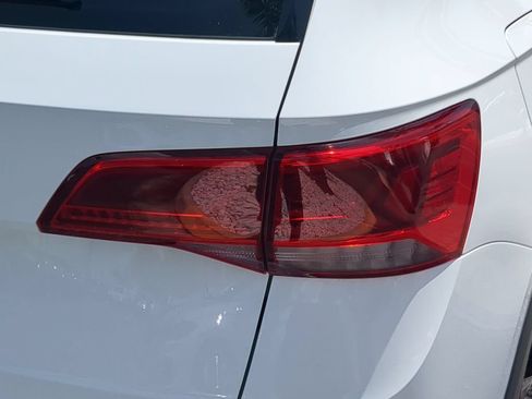 Certified 2022 Volkswagen Taos SE FWD image 8