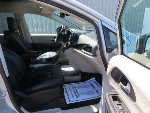 Used 2024 Chrysler Pacifica Touring-L FWD image 23