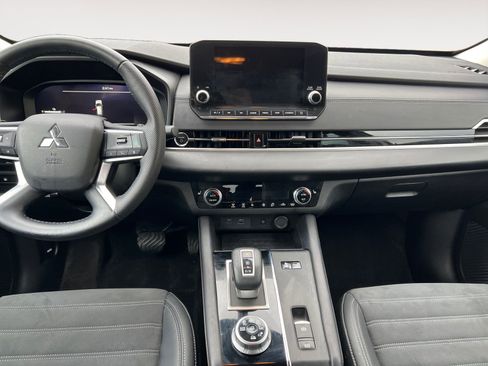 Used 2023 Mitsubishi Outlander SE image 11