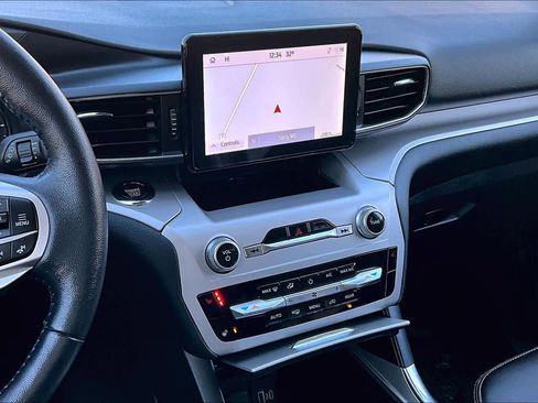 Used 2022 Ford Explorer XLT w/ Equipment Group 202A image 7