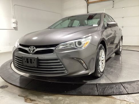 Used 2017 Toyota Camry XLE image 3