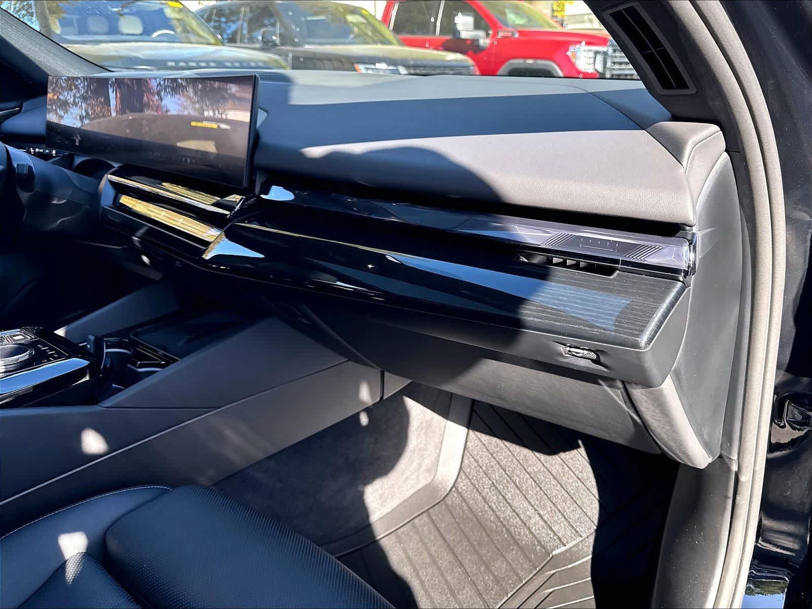 Used 2025 BMW 550e xDrive w/ Premium Package AWD/4WD image 16