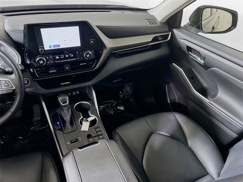Certified 2024 Toyota Highlander XLE image 22