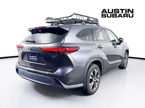 Used 2020 Toyota Highlander XLE AWD/4WD image 7