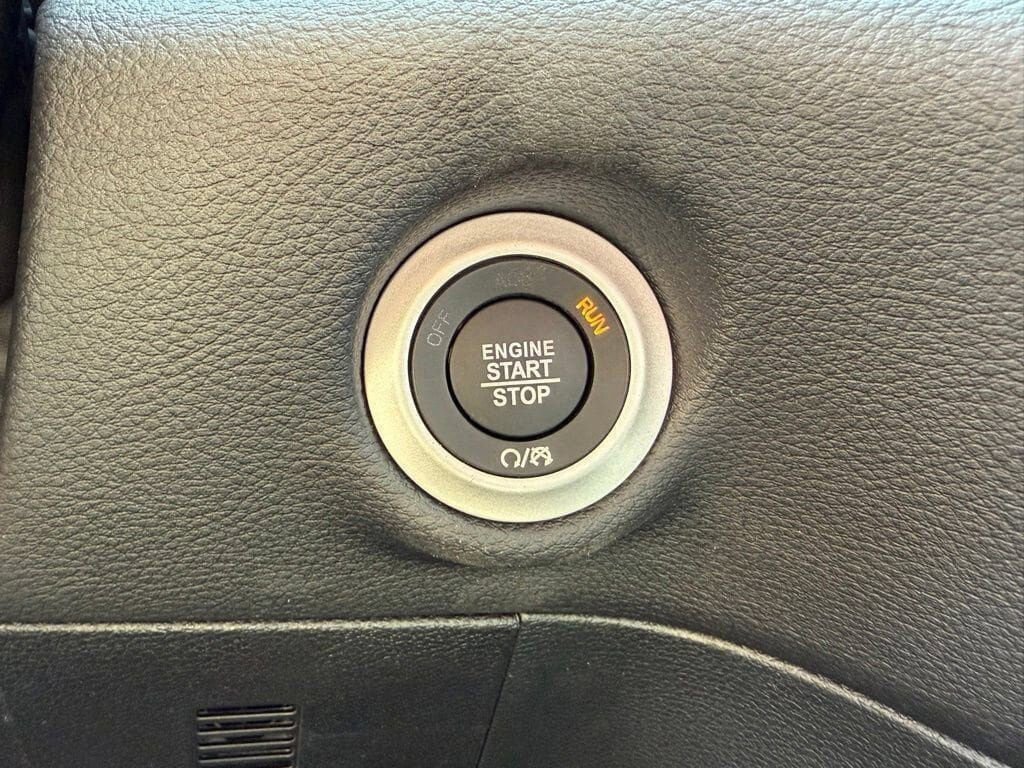 New 2026 Chrysler Pacifica Select FWD image 25