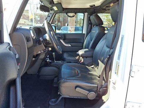 Used 2018 Jeep Wrangler Unlimited Sahara w/ Connectivity Group image 15