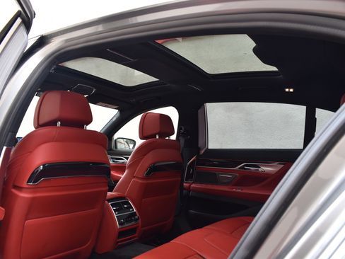 Used 2021 BMW 750i xDrive w/ Executive Package image 24