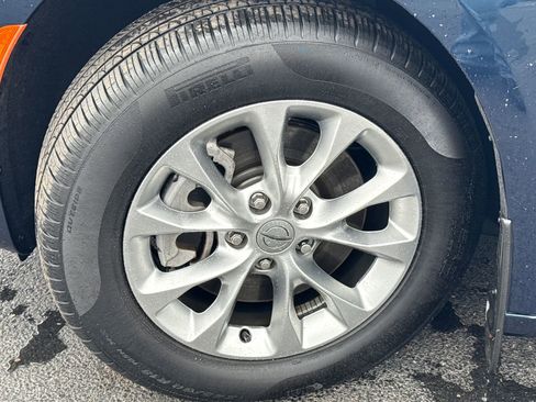 Used 2024 Chrysler Pacifica Touring-L image 14