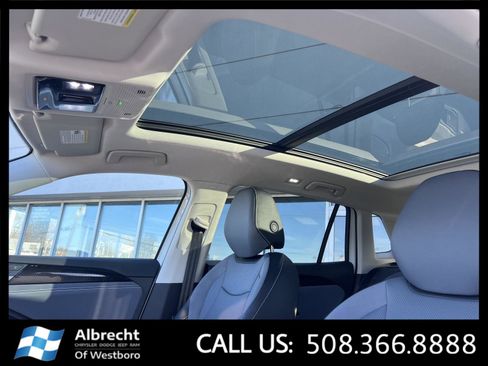 Used 2025 Volkswagen Tiguan SE image 31