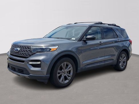 Certified 2022 Ford Explorer XLT w/ Equipment Group 202A RWD image 3