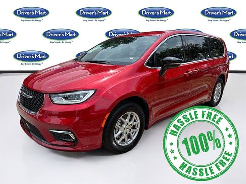 Used 2025 Chrysler Pacifica Select FWD image 3