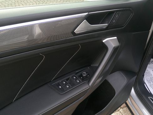 Used 2022 Volkswagen Tiguan SE R-Line image 9