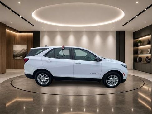 Used 2023 Chevrolet Equinox LS FWD image 4